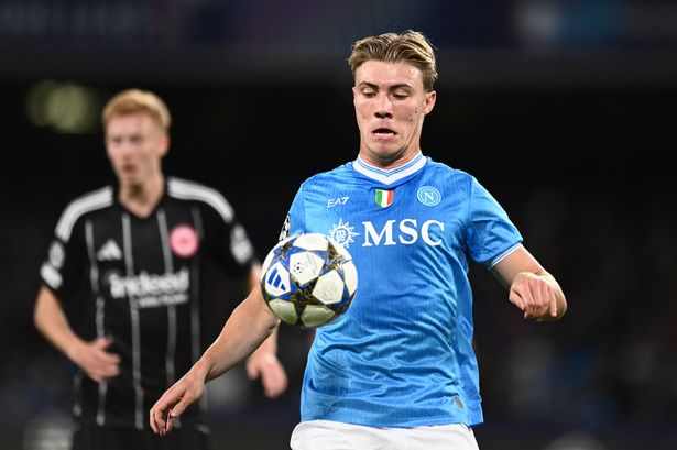 曼晚：霍伊伦很想留在曼联，但为了世杯赛他的立场改变了