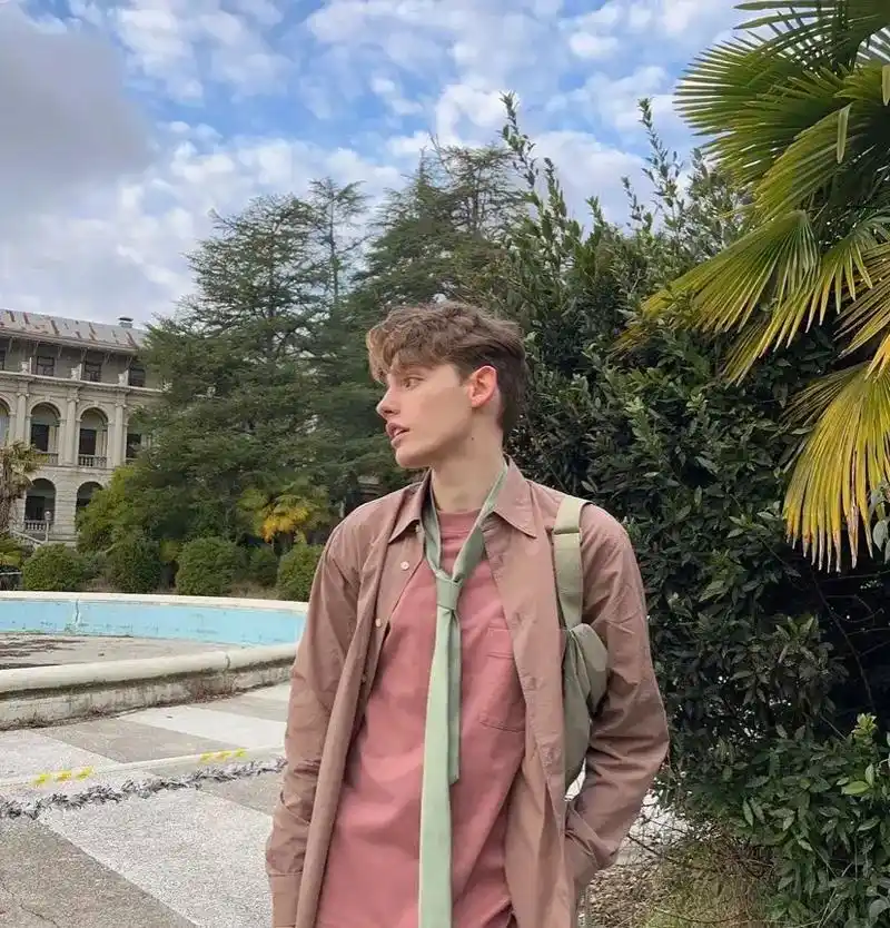 6686体育铁牌作者Charlie