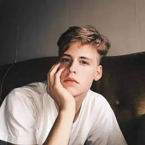 6686体育平台初级作者萌面女儿