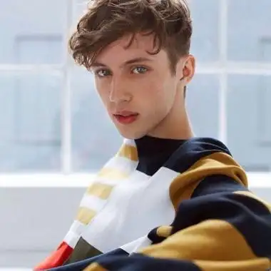 6686体育平台铁牌作者Gwen