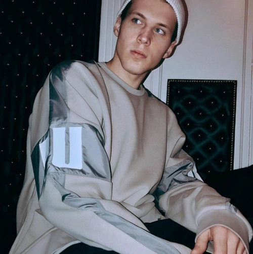 6686体育平台铁牌作者Giselle