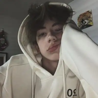 6686体育平台铁牌作者Laura