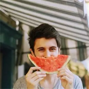 6686体育平台铁牌作者Emilia